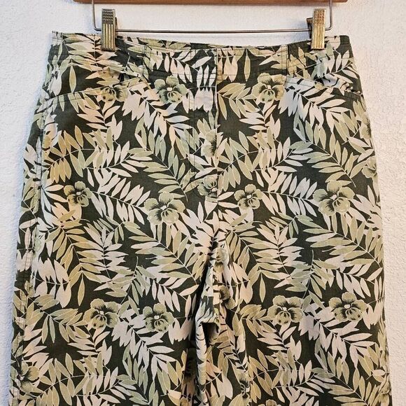 NWOT Villager by Liz Claborne Stretch Capri Lightweight Pants w/ leaf pattern - Picture 3 of 5